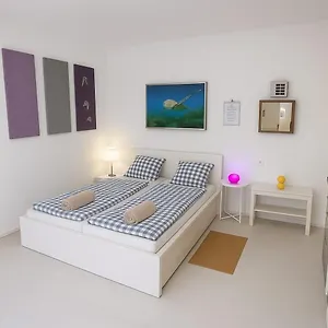 Fantastico Ruhige Top-lage, Balkon Oder Terrasse, Gratis Parkplatz & Klimaanlage, Ideal Fuer Paare Und Alleinreisende Apartment